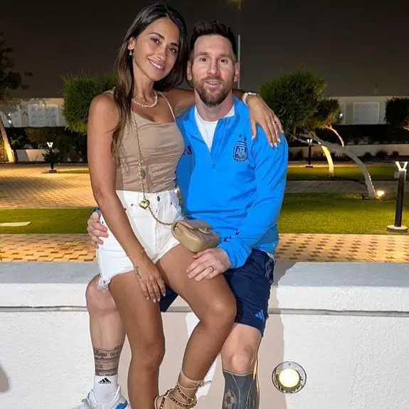 Lionel messi sitting with his wife 