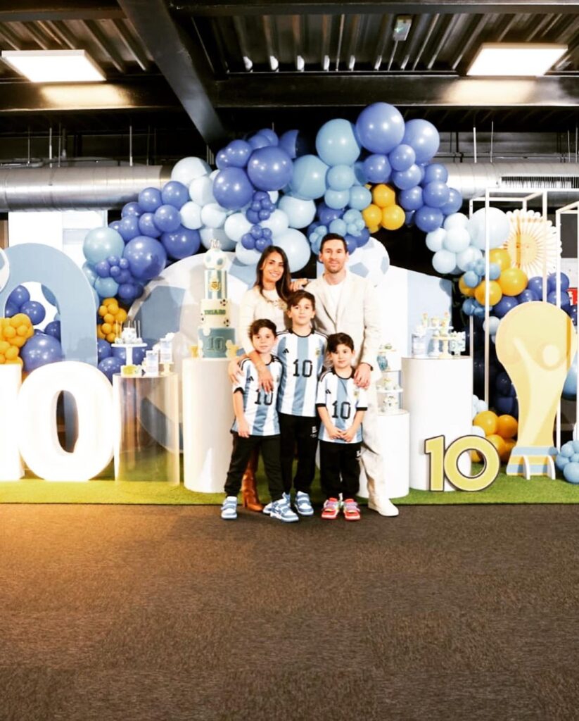 Photo of Messi With his wife and three children